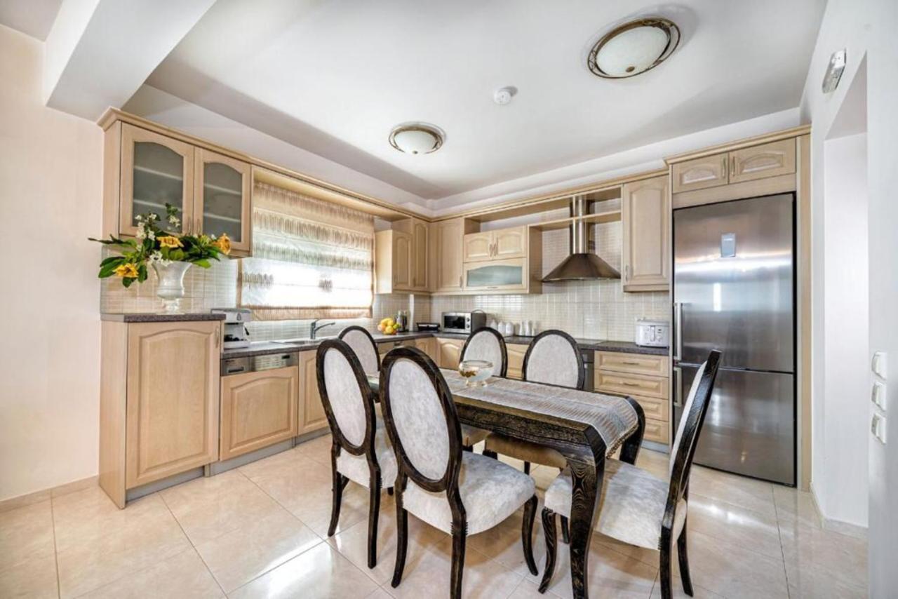 Ioannas Luxury In Istron
